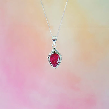 Colgante de plata de ley 925 con rubí en diseño elegante, ideal para accesorios de joyería Mystical Tienda