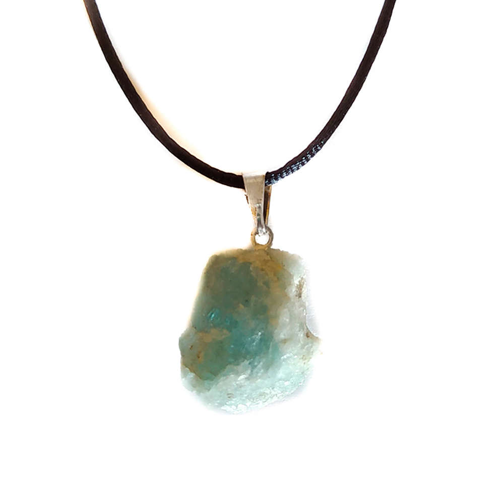 Colgante de mineral de aguamarina en bruto, muestra su color azul y textura natural, ideal para accesorios únicos y artesanales.