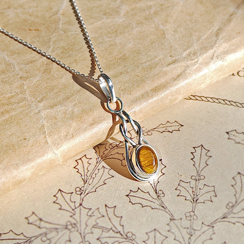 Colgante Arwen de plata de ley 925 con piedra ojo de tigre, diseño elegante y detallado, para uso diario o ocasiones especiales.