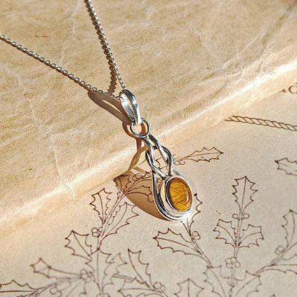 Colgante Arwen de plata de ley 925 con piedra ojo de tigre, diseño elegante y detallado, para uso diario o ocasiones especiales.