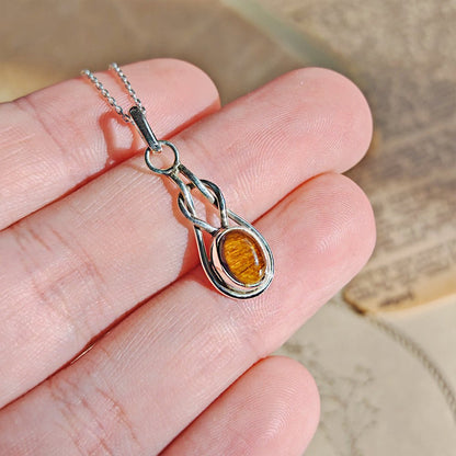 Colgante Arwen en plata de ley 925 con ojo de tigre, diseño elegante y detallado, ideal para accesorios de joyería.