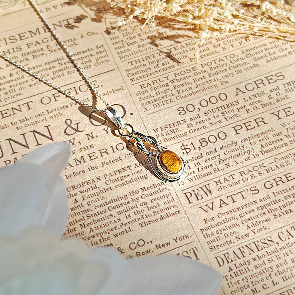 Colgante Arwen de plata de ley 925 con ojo de tigre, diseño elegante y detallado, joya de plata y piedra semipreciosa.