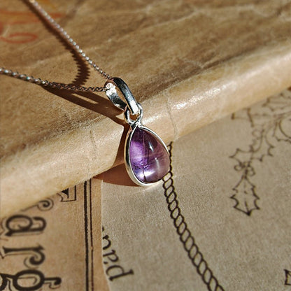 Colgante de plata de ley 925 con amatista en diseño inspirado en la aurora, de la marca Mystical Tienda.