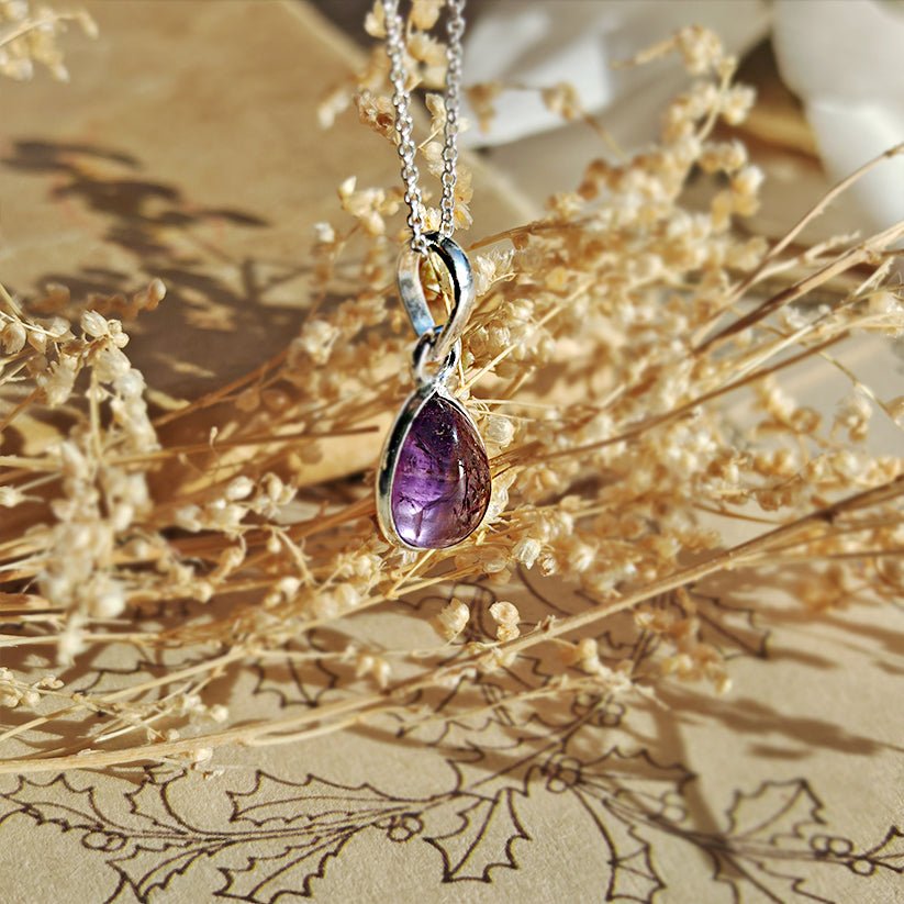 Colgante 'Aurora' de amatista y plata de ley 925 de Mystical Tienda, mostrando la piedra y el diseño elegante del colgante.