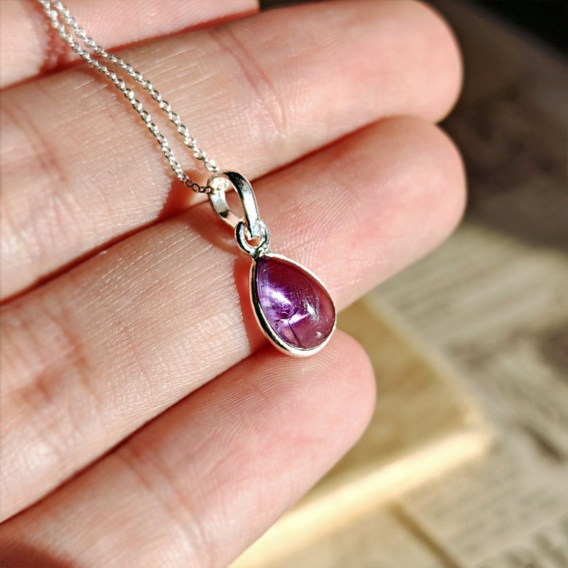 Colgante de plata 925 con amatista en diseño 'Aurora' de Mystical Tienda, muestra la piedra y el acabado brillante de la pieza.