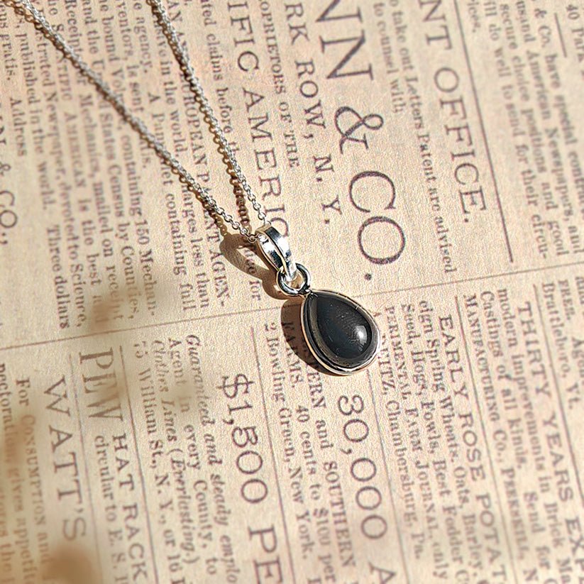 Colgante de plata con ónix negro y diseño elegante, estilo 'Aurora' de Mystical Tienda, en plata de ley 925.