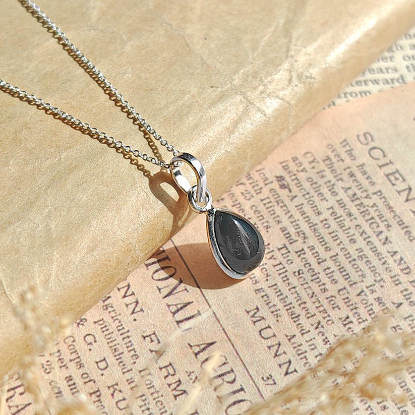 Colgante de plata de ley 925 con ónix negro y diseño elegante, estilo Aurora, joya de Mystical Tienda.
