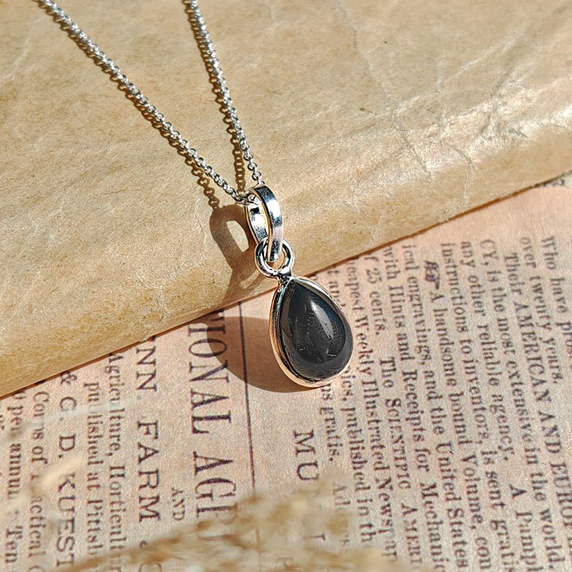 Colgante de plata de ley 925 con ónix negro y diseño elegante, llamado 'Aurora', de la marca Mystical Tienda.