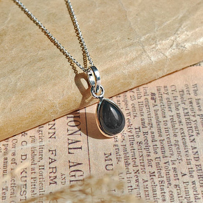 Colgante de plata de ley 925 con ónix negro y diseño elegante, llamado 'Aurora', de la marca Mystical Tienda.