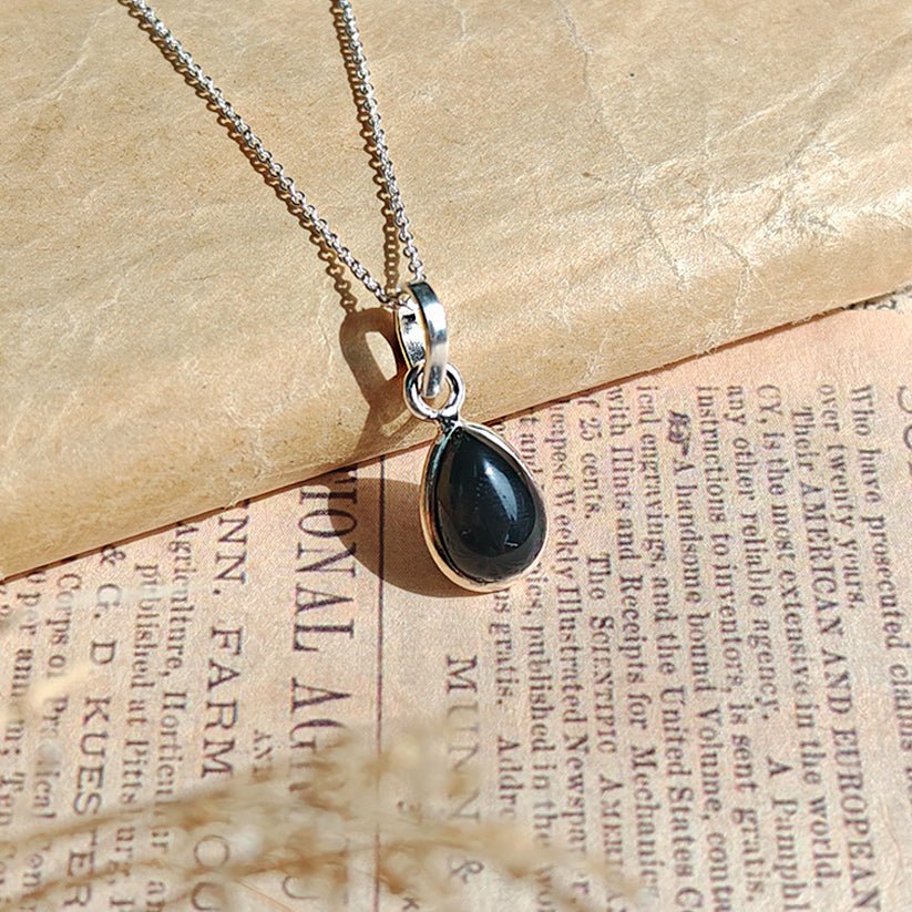 Colgante de plata de ley 925 con ónix negro y diseño inspirado en la Aurora, artesanal y elegante.