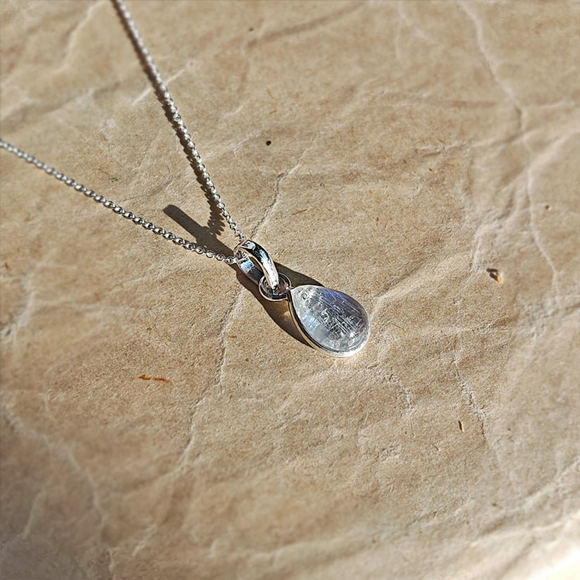 Colgante de plata de ley 925 con piedra de luna en diseño "Aurora" para mujer, elegante y brillante.