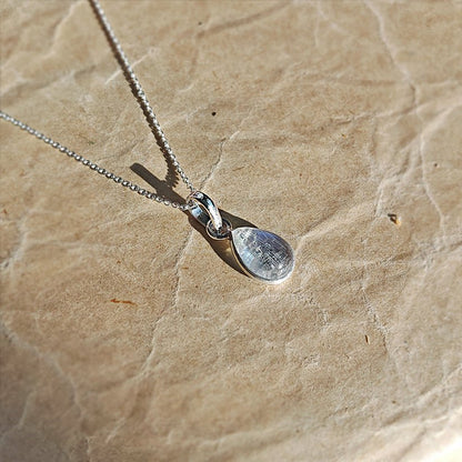 Colgante de plata de ley 925 con piedra de luna en diseño "Aurora" para mujer, elegante y brillante.