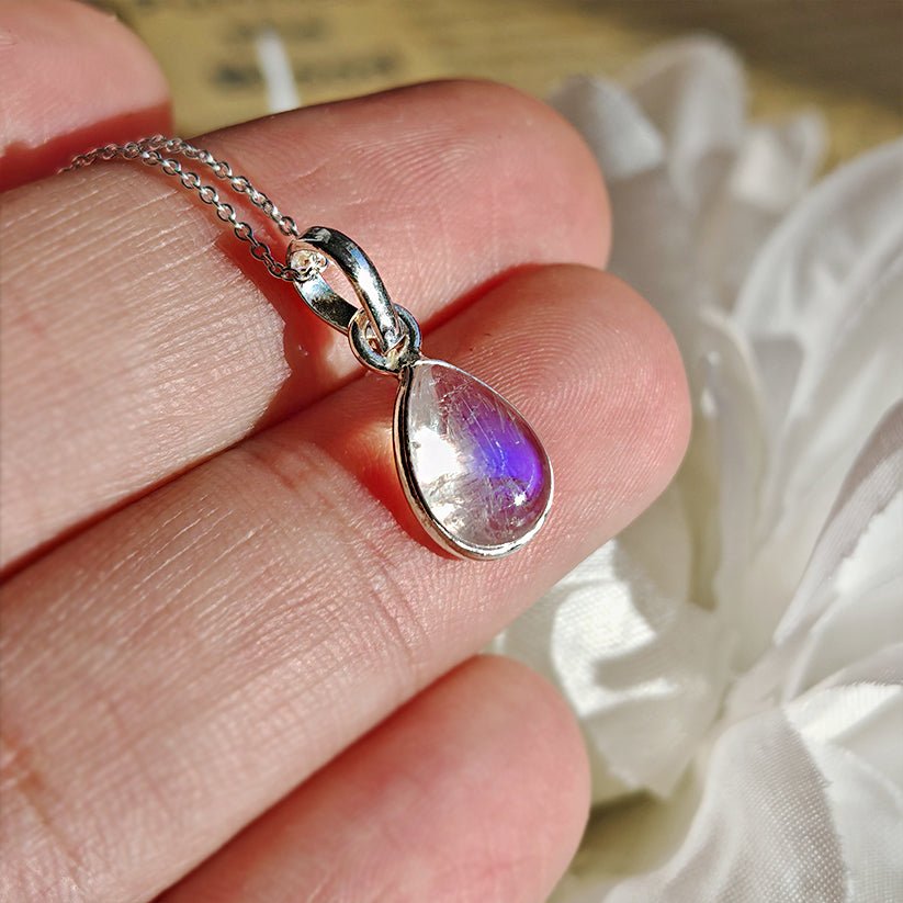 Colgante de plata de ley 925 con piedra de luna, diseño elegante y delicado, estilo místico y femenino.