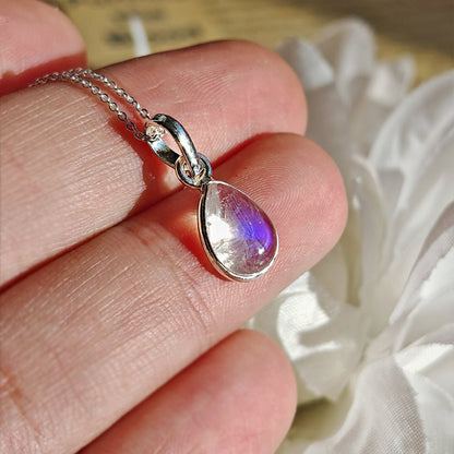 Colgante de plata de ley 925 con piedra de luna, diseño elegante y delicado, estilo místico y femenino.
