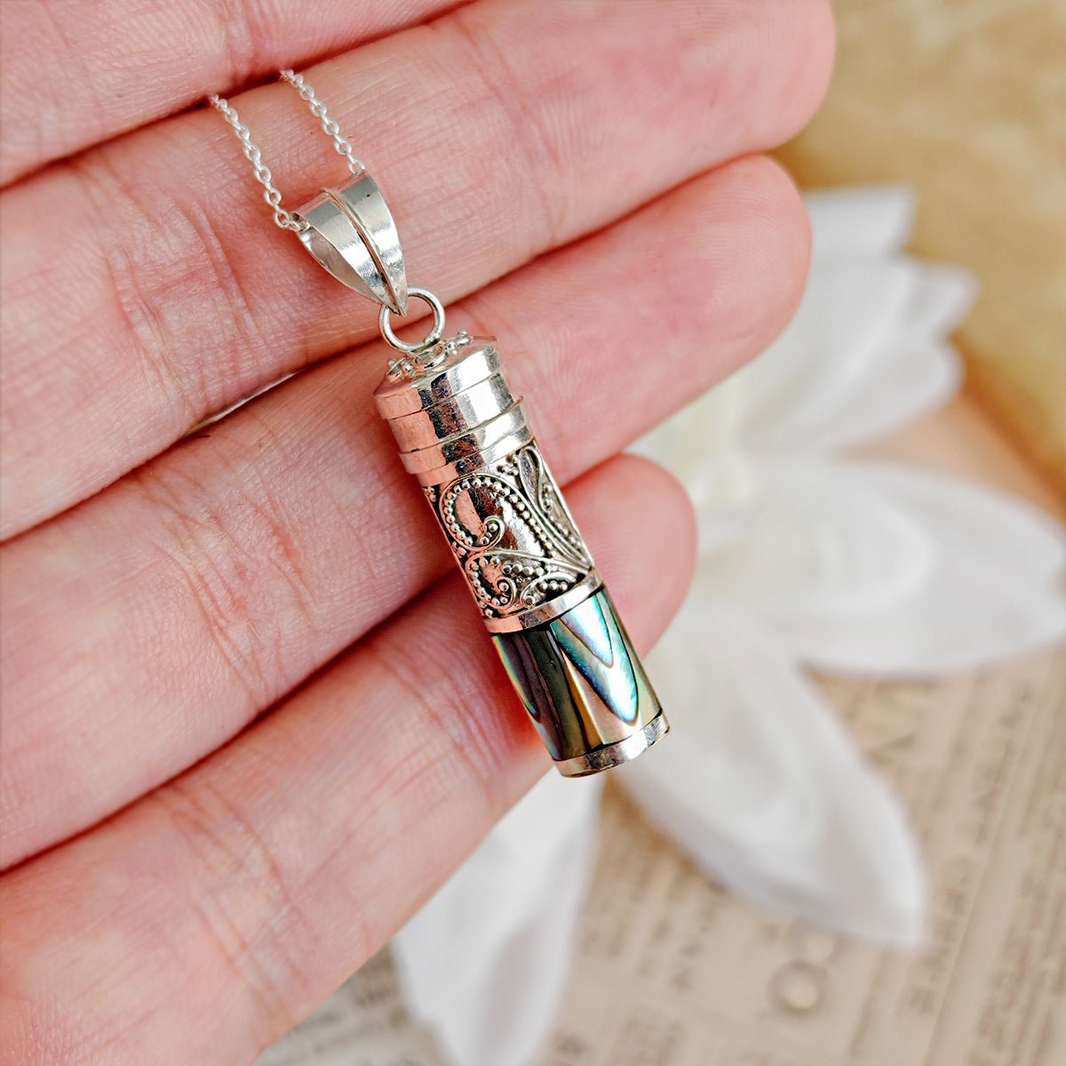 Colgante de cofre de los deseos y abulón en plata de ley 925, joya elegante de Mystical Tienda con detalles finos.