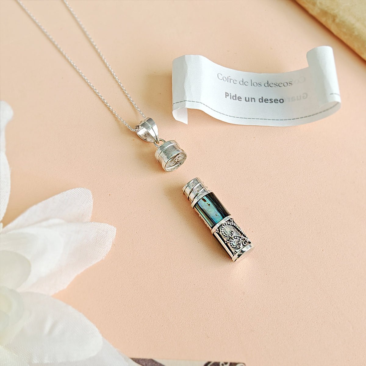 Colgante en plata de ley 925 con cofre de los deseos y abulón, diseñado por Mystical Tienda, con detalles finos y elegantes.