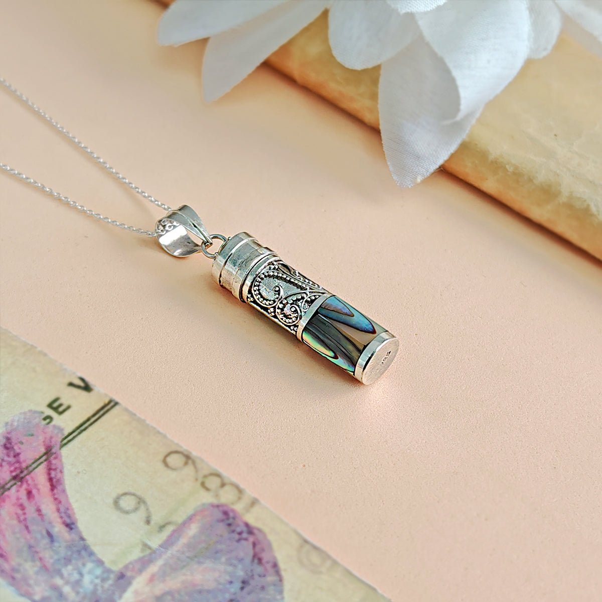 Colgante de cofre de los deseos y abulón en plata de ley 925, joya elegante de Mystical Tienda, con detalles finos y brillo plateado.