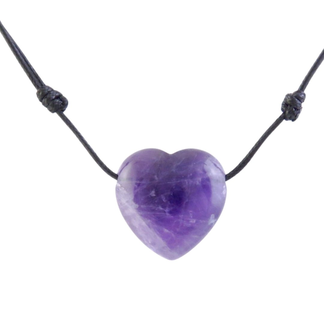 Colgante de corazón de amatista con cordón, mineral natural y pieza de joyería de Mystical Tienda, muestra detalles del cristal violeta.