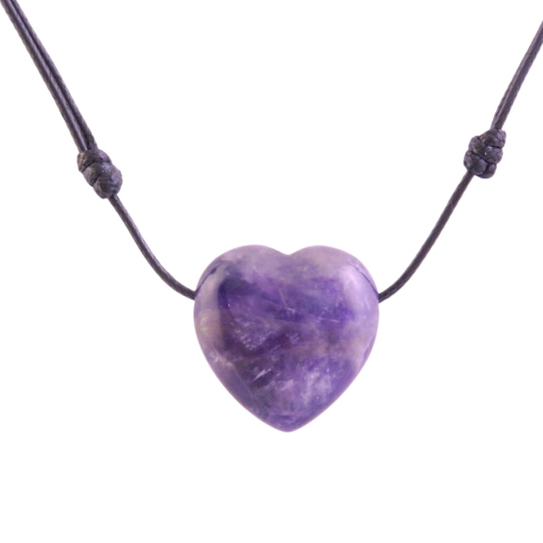 Colgante de corazón de amatista en mineral con cordón, pieza de joyería natural y elegante de Mystical Tienda.