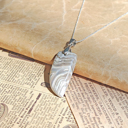 Colgante de ágata Locura en plata de ley 925 de Mystical Tienda, con diseño elegante y detalles de la piedra.