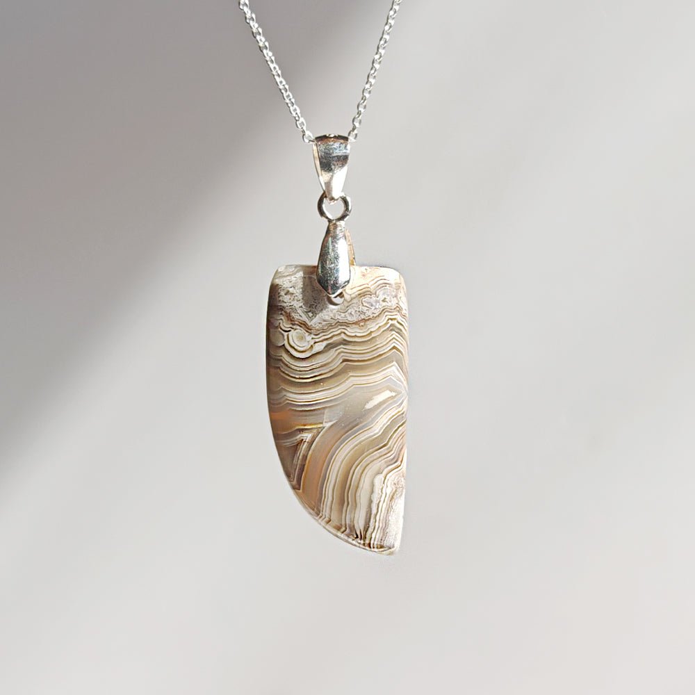 Colgante de ágata locura y plata de ley 925 de Mystical Tienda, con piedra colorida y diseño elegante en plata.