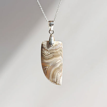 Colgante de ágata locura y plata de ley 925 de Mystical Tienda, con piedra colorida y diseño elegante en plata.