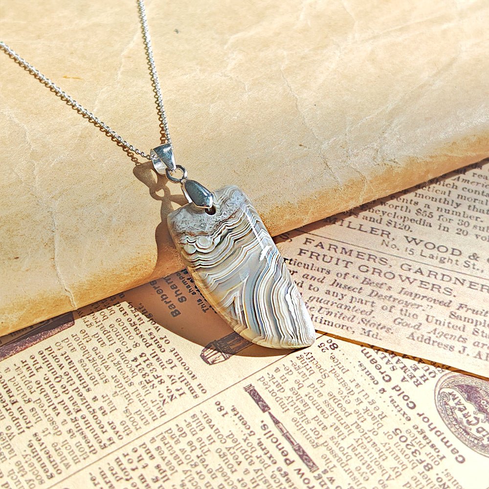 Colgante de ágata Locura con plata de ley 925 de Mystical Tienda, mostrando la piedra y el diseño en plata.