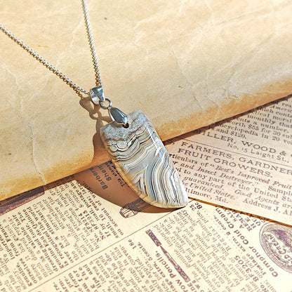 Colgante de ágata Locura con plata de ley 925 de Mystical Tienda, mostrando la piedra y el diseño en plata.