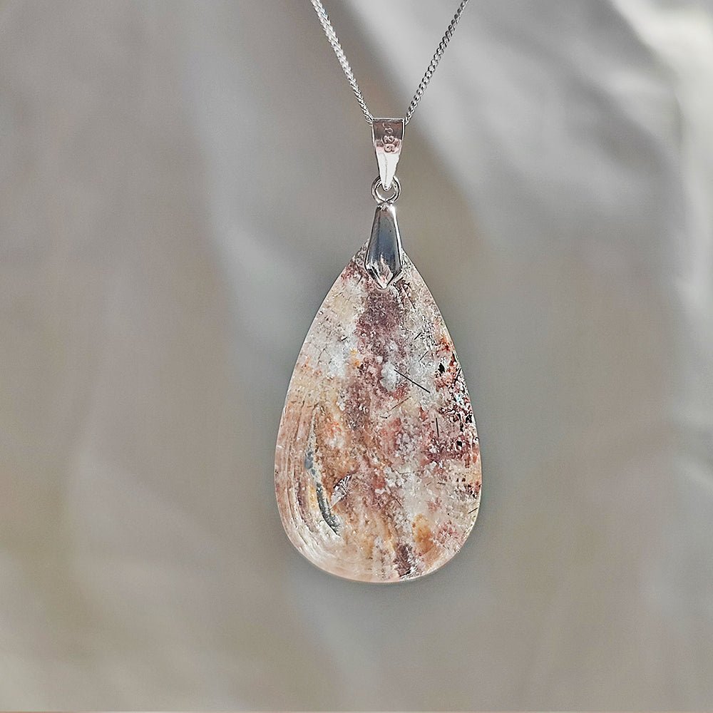 Colgante de cuarzo chamánico en plata de ley 925, pieza de joyería con piedra natural y diseño artesanal.