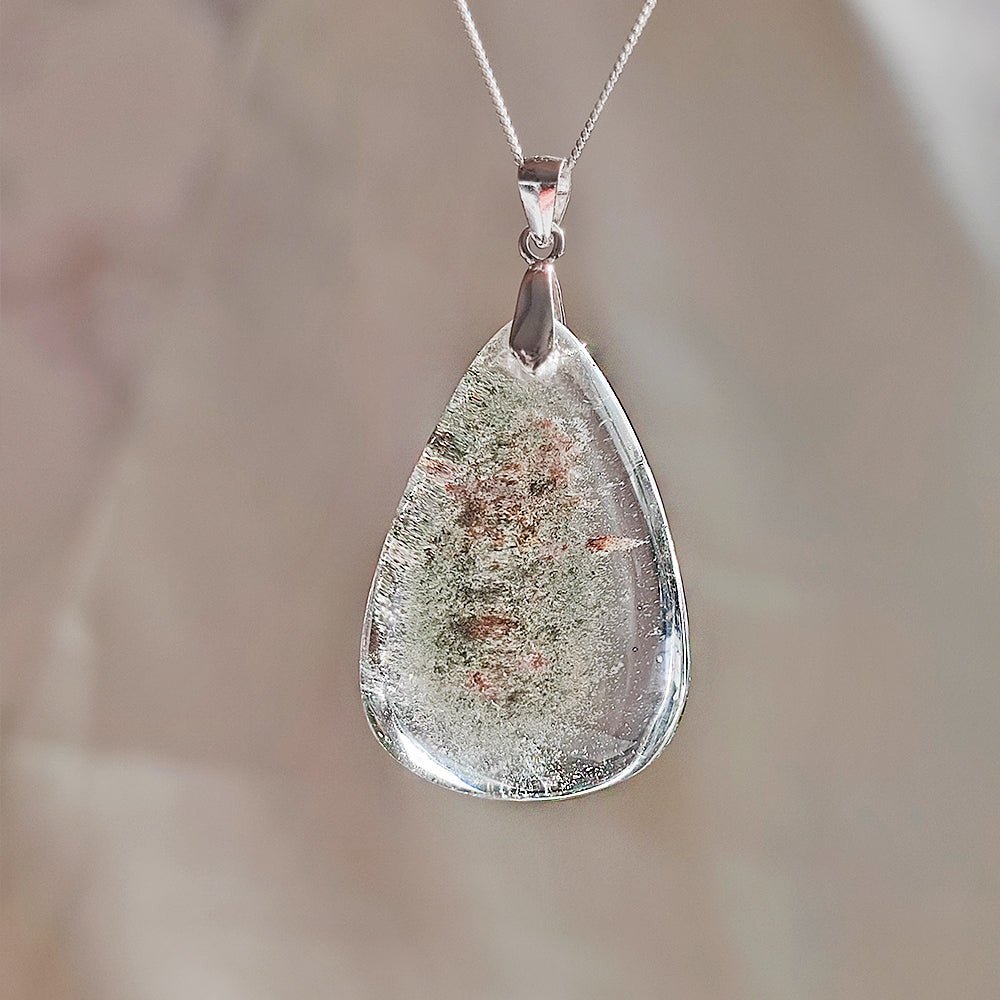 Colgante de cuarzo chamánico en plata de ley 925, con detalles artesanales y diseño espiritual, para colgar en cadena.