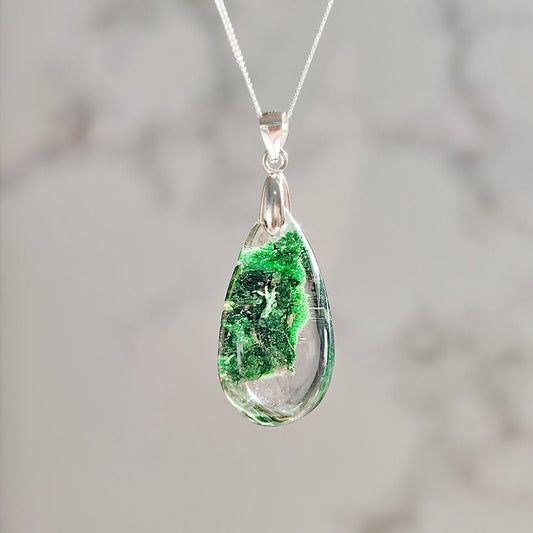 Colgante de cuarzo chamánico en plata de ley 925, pieza única con acabado brillante y diseño espiritual.