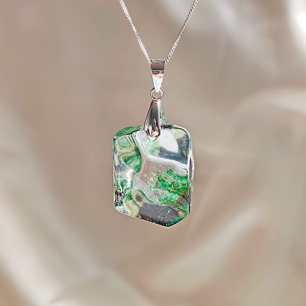 Colgante de cuarzo chamánico en plata de ley 925, pieza de joyería con piedra natural y diseño espiritual.