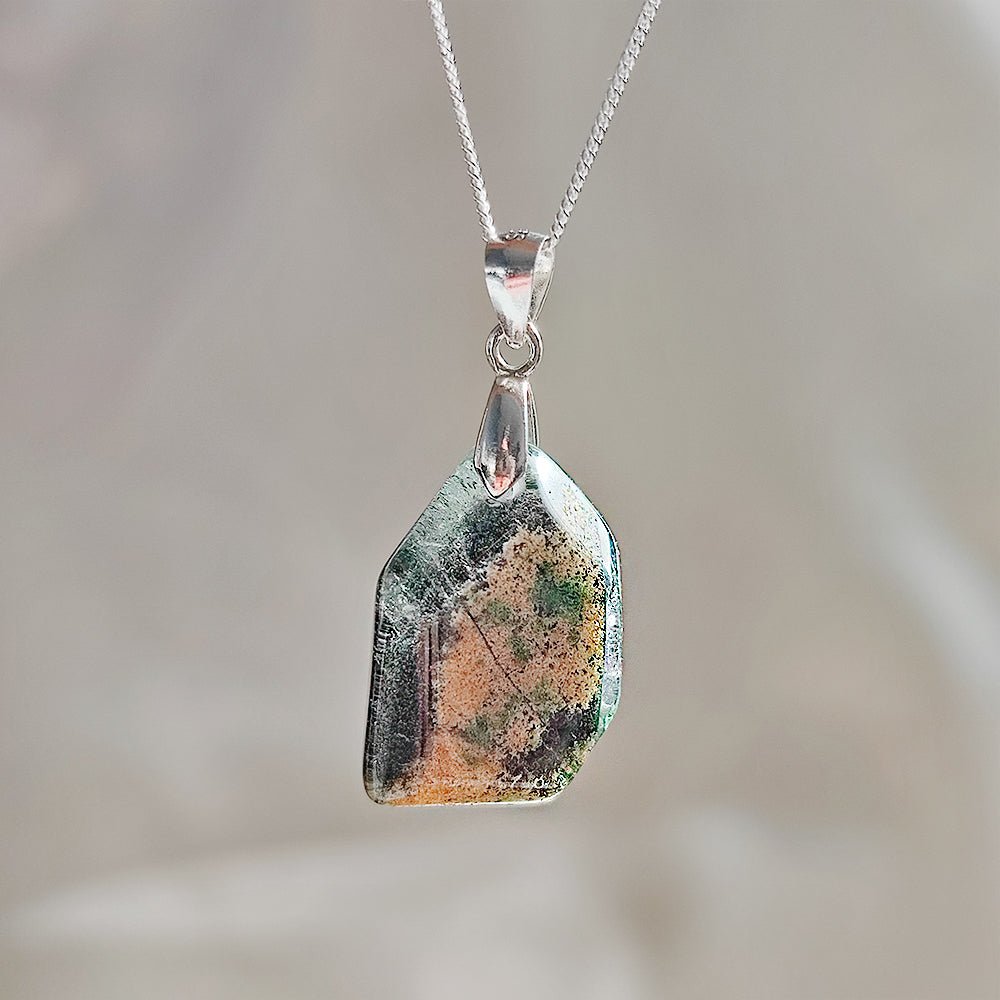 Colgante de cuarzo chamánico en plata de ley 925 con detalles naturales y espirituales, diseño artesanal y elegante.