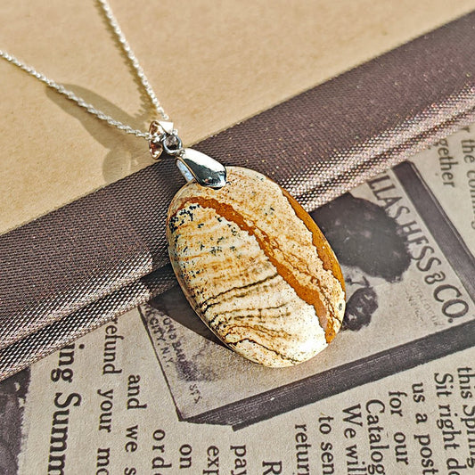 Colgante de jaspe paisaje con engarce de plata de ley 925, joya elegante y natural en forma de colgante de plata.