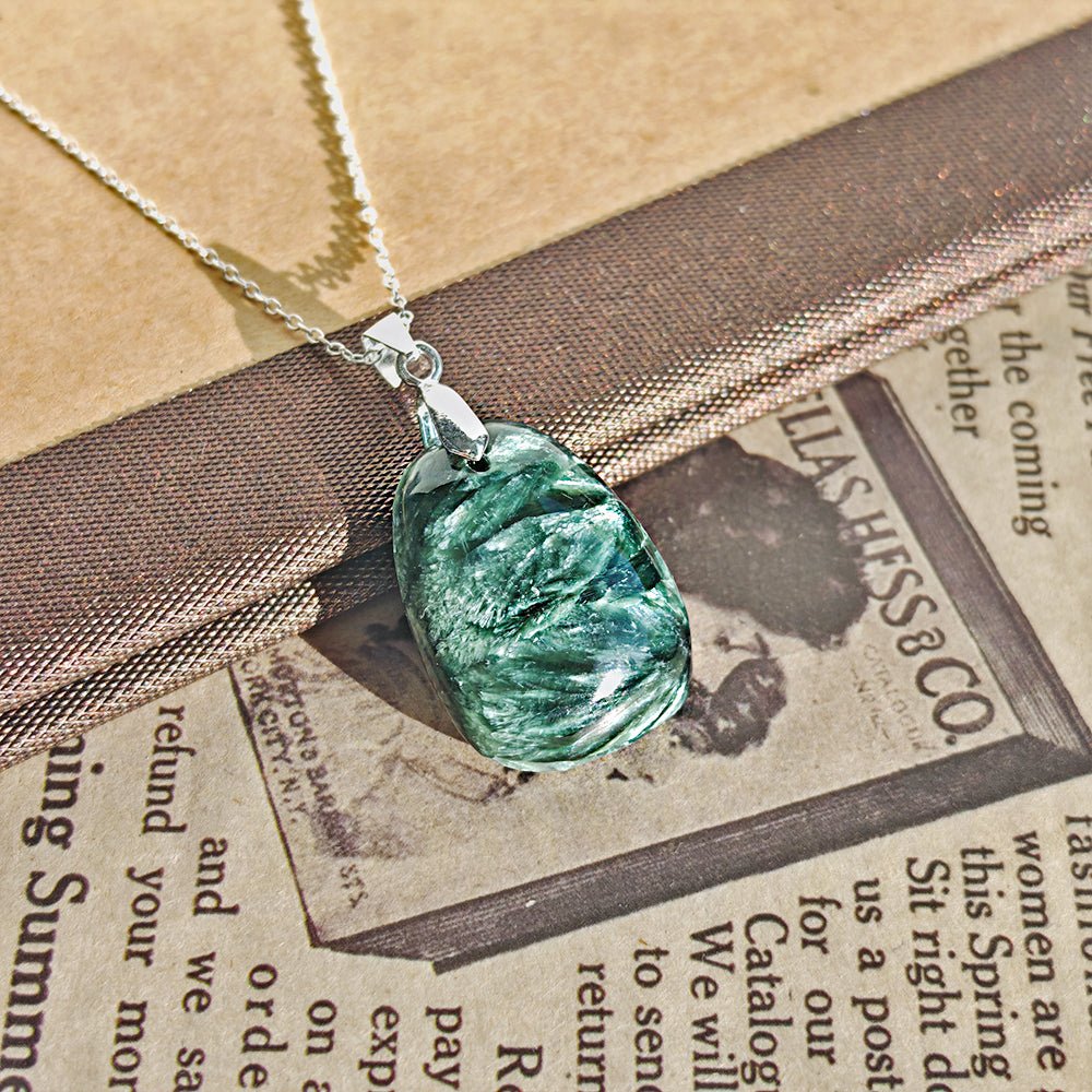 Colgante de Serafinita en Plata de Ley 925, pieza de joyería elegante y brillante, con diseño detallado en plata pura.