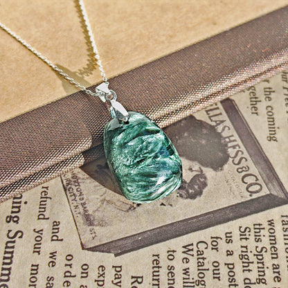 Colgante de Serafinita en Plata de Ley 925, pieza de joyería elegante y brillante, con diseño detallado en plata pura.