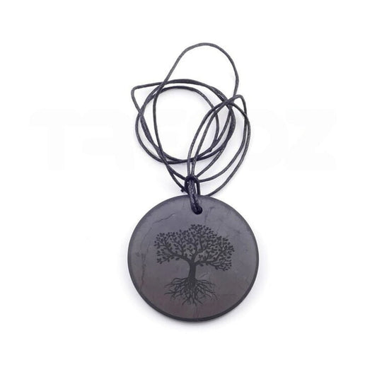 Colgante de shungit con Árbol de la Vida, pieza de joyería natural y espiritual, en color negro y detalles elegantes.