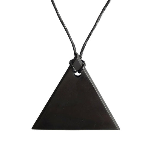 Colgante de shungit en forma de triángulo, pieza de piedra negra natural, utilizado para protección y energía, de la marca Mystical Tienda.