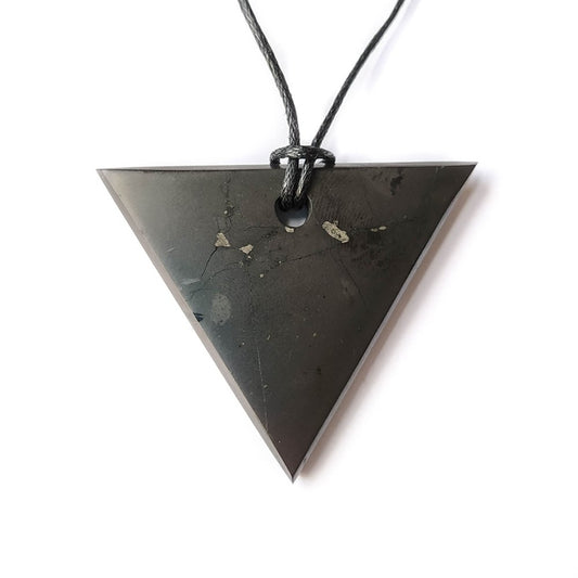 Colgante de shungit en forma de triángulo para mujer, pieza de joyería natural y espiritual, con diseño elegante y moderno.