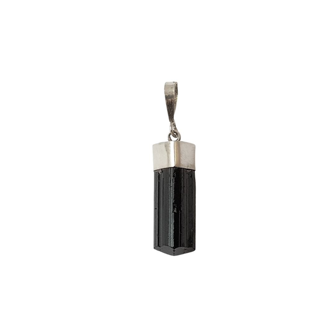 Colgante de turmalina en bruto con plata de ley 925, joya natural y artesanal en plata de ley, para collar o pendiente.