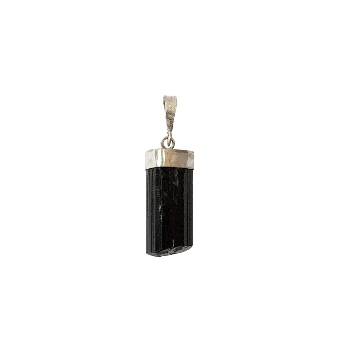 Colgante de turmalina en bruto y plata de ley 925, pieza de joyería natural de color verde y negro.