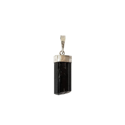 Colgante de turmalina en bruto y plata de ley 925, pieza de joyería natural de color verde y negro.
