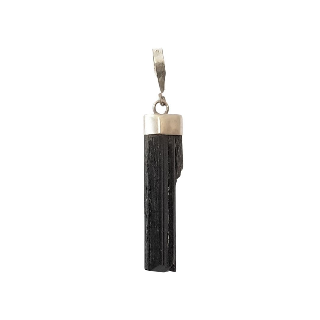 Colgante de turmalina en bruto y plata de ley 925, joya natural y elegante, en un diseño de colgante de plata.