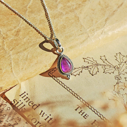 Colgante Dewi de amatista y plata de ley 925, con diseño elegante y detalles finos, ideal para complementar tu estilo.