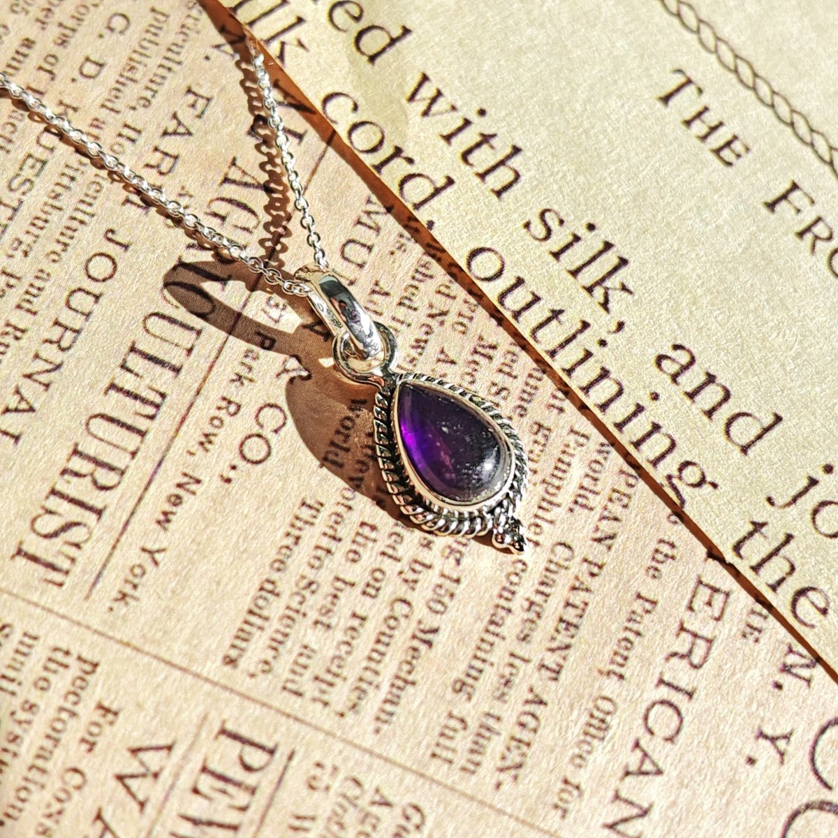 Colgante Dewi de amatista y plata de ley 925, joya elegante con piedra morada y acabado brillante, diseñado por Mystical Tienda.