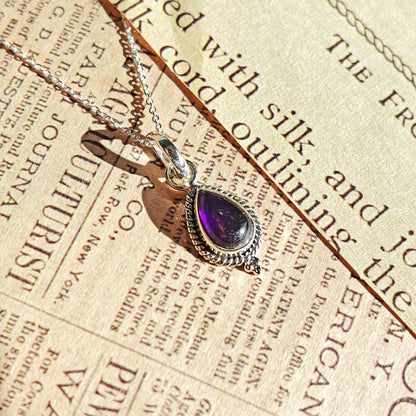 Colgante Dewi de amatista y plata de ley 925, joya elegante con piedra morada y acabado brillante, diseñado por Mystical Tienda.