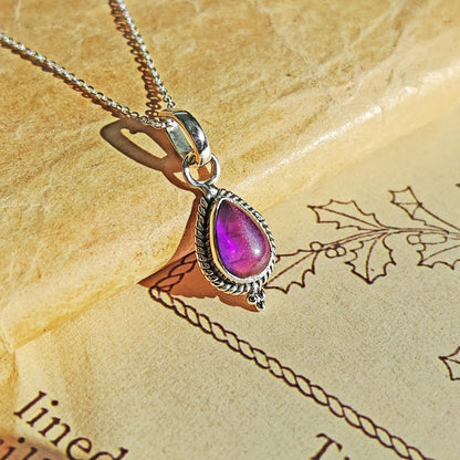 Colgante Dewi de amatista y plata de ley 925, diseño elegante con piedra púrpura, joyería de Mystical Tienda.