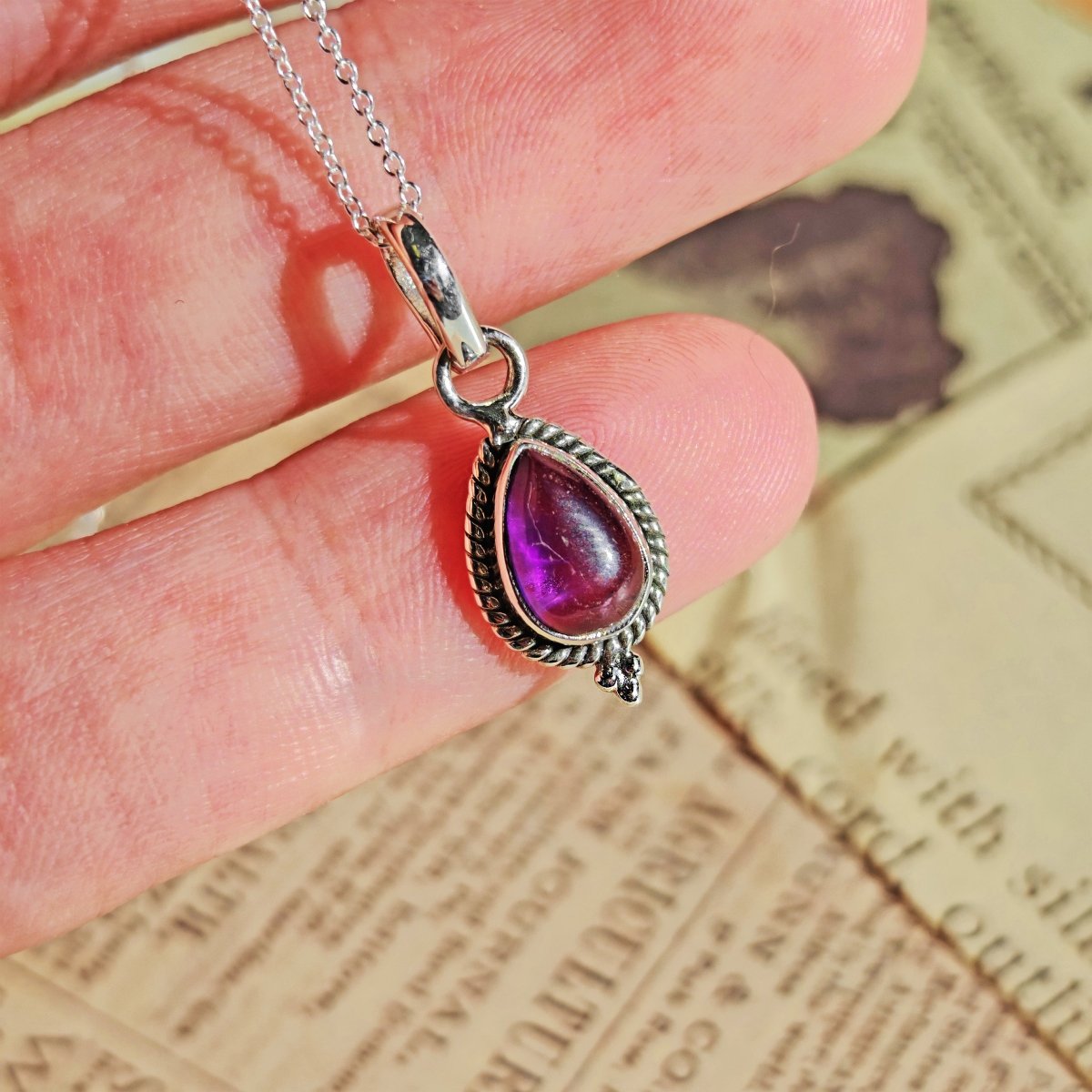 Colgante Dewi de amatista y plata de ley 925, pieza elegante con piedra púrpura y acabado en plata para mujer.