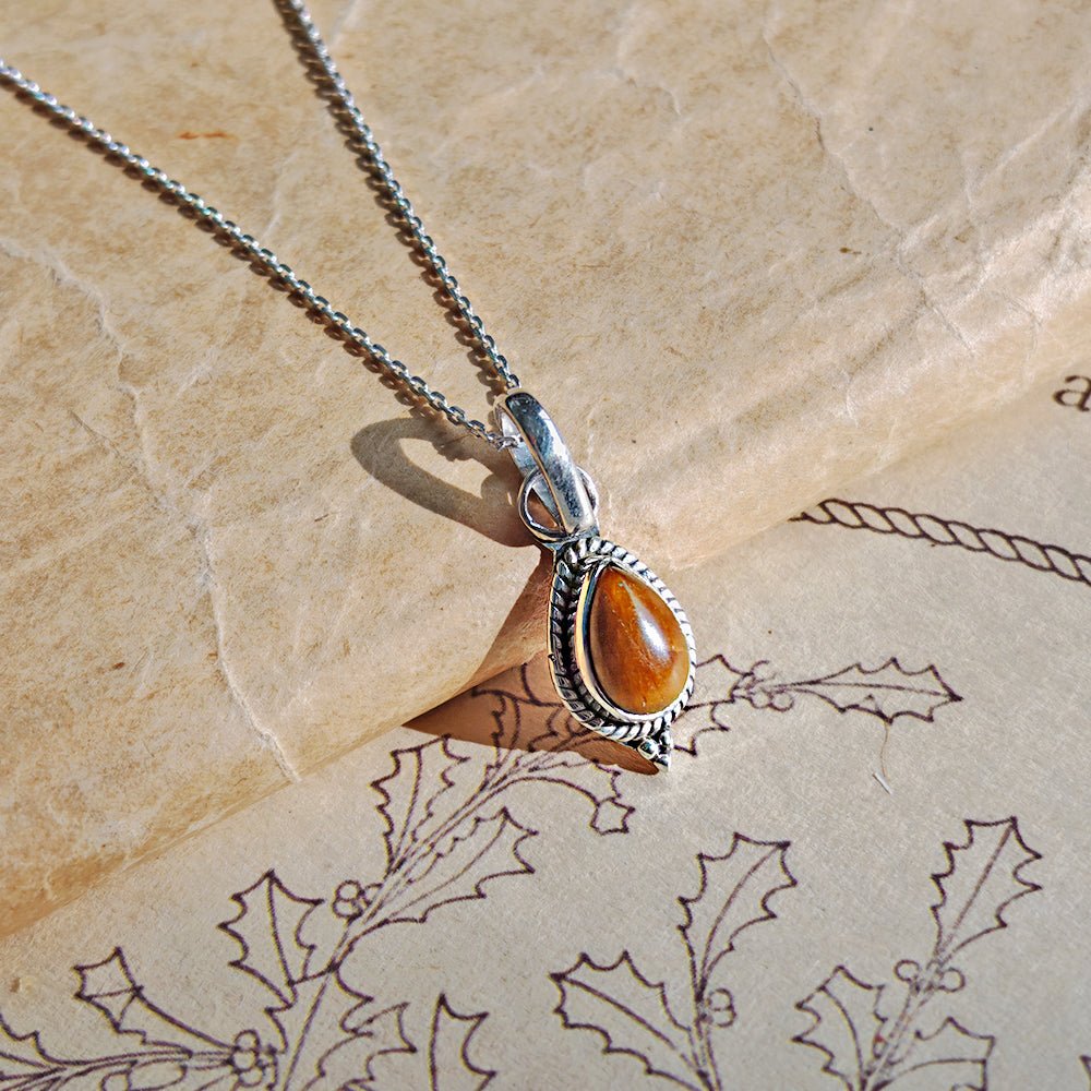 Colgante de plata de ley 925 con piedra ojo de tigre, diseño 'Dewi', de Mystical Tienda, en joyería elegante para mujer.