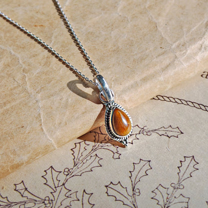 Colgante de plata de ley 925 con piedra ojo de tigre, diseño 'Dewi', de Mystical Tienda, en joyería elegante para mujer.
